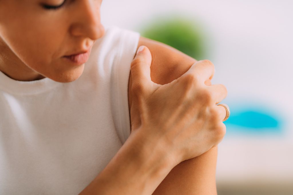 Frozen Shoulder Symptoms: How to Recognize Adhesive Capsulitis