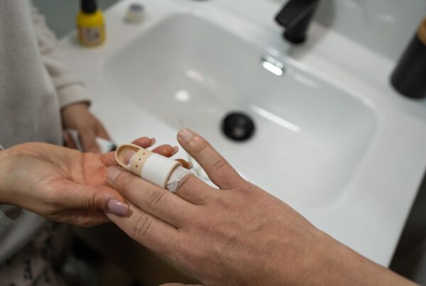 Mallet Finger: What That Drooping Fingertip Is Really Telling You